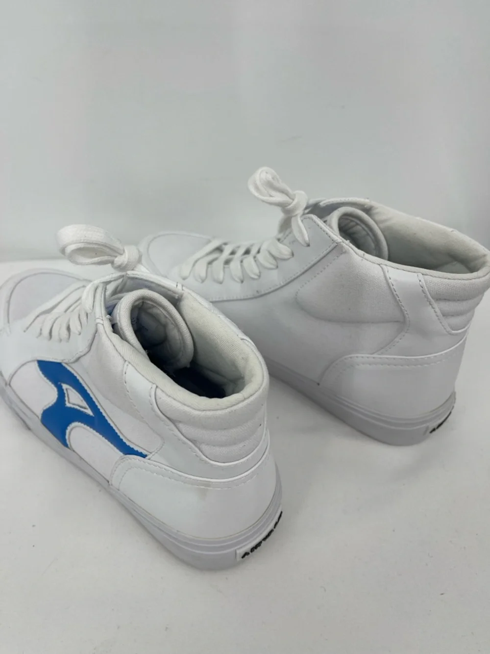 Airwalk AURORA WOMENS SIZE 9M White High-Top Sneakers with Blue Stripe